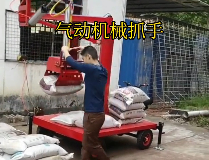 兰西县机械抓手农用随车抓化肥搬运机械兰西县气动吊砖优点机械抓手实用吗青储搬运机